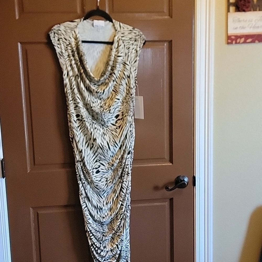 Leah Alexandra-Blk/ bge/Ivory short sleeved draped dress. XL. NWT.